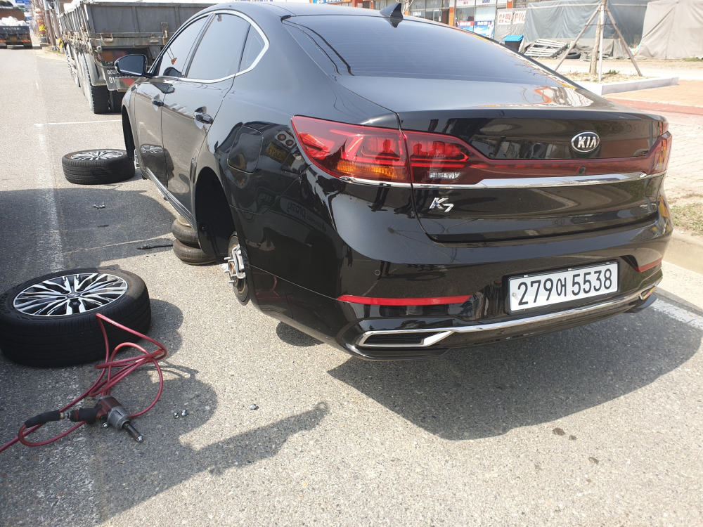 20200321_군산새만금도로타이어수리중