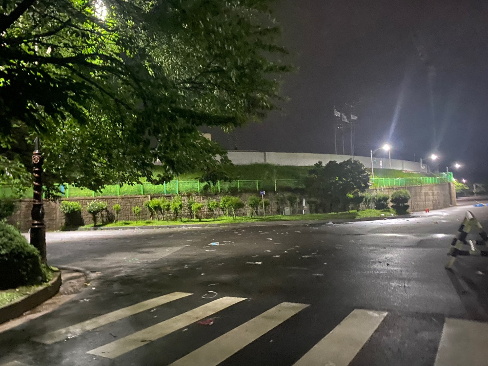 사진은 잘 안보이지만 쓰레기가 입구부터 엄청납니다