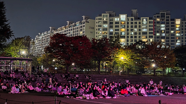 주민들이 함께 영화를 관람하는 모습